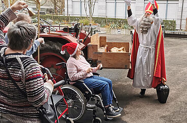 Der Samichlaus tuckerte mit dem Traktor an und dirigierte ein lautstarkes Glockenkonzert. Foto: seelsam Der Samichlaus tuckerte mit dem Traktor an und dirigierte ein lautstarkes Glockenkonzert. Foto: seelsam